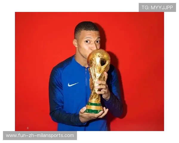 姆巴佩回家乡被粉丝围堵,差点被挤爆 姆巴佩回家乡被粉丝围堵,差点被挤爆