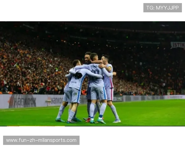 巴萨球员在训练中练习“无球诱导”以创造进攻空间